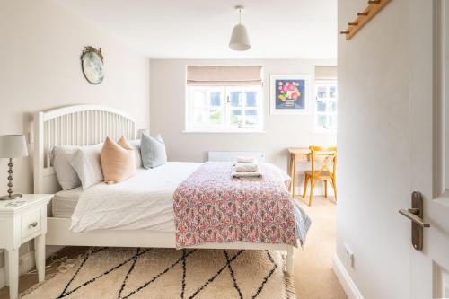 Giường trong phòng chung tại 2 Truman Lodge