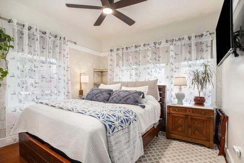 a bedroom with a bed and a ceiling fan at Aspen Room in Berkeley