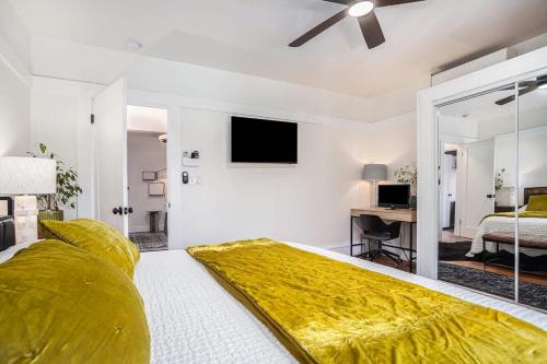 een slaapkamer met een groot bed met een gele deken erop bij Maple Family Suite in Berkeley