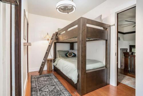 a bedroom with a bunk bed in a room at Maple Family Suite in Berkeley