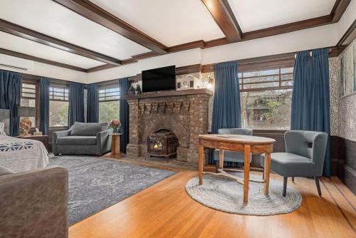 a living room with a fireplace and a tv at Oak Suite in Berkeley