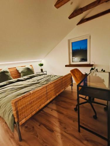 een slaapkamer met een groot bed en een raam bij Stilvolles Apartment im Loft-Style & Klimaanlage in Plaidt