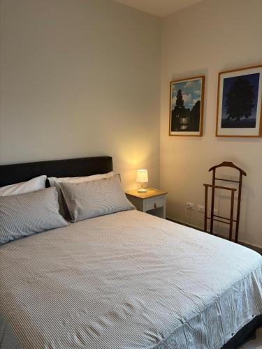 une chambre avec un lit et une table avec une lampe dans l'établissement Villa Pieri appartamento rosso, à Fauglia