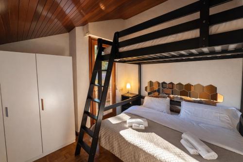 ein Schlafzimmer mit einem Etagenbett und einer Leiter in der Unterkunft Villa Pineta Grande in Lignano Sabbiadoro