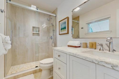 een badkamer met een douche, een toilet en een wastafel bij Casa Del Mar in Key Colony Beach