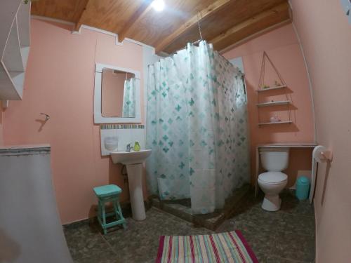 un bagno con doccia, WC e lavandino di Ayekantun a Salto del Laja