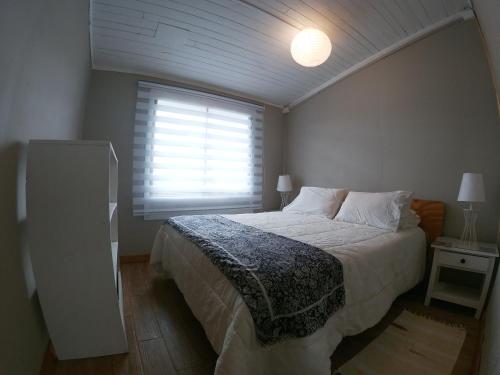 una camera da letto con un letto grande e una finestra di Ayekantun a Salto del Laja