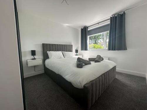 En eller flere senge i et værelse på Family - Garden - Parking - WiFi - Sleeps 5