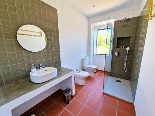 Et badeværelse på Stunning Hilltop Views - Orchard - Pool - Serenity