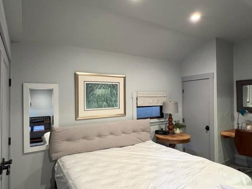 En eller flere senge i et værelse på Redwood Room