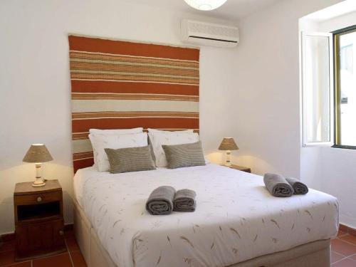 En eller flere senge i et værelse på Stunning Hilltop Views - Orchard - Pool - Serenity