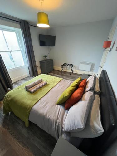 En eller flere senge i et værelse på two bed Seafront apartment - sea views