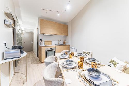 Modern Family Suite with 3 bedrooms and 2 bathrooms for 6 people