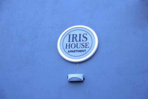 a sign for airs house appliance on a blue wall at Iris House Pompei Scafati in Scafati
