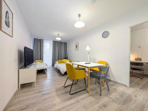 Powstańców Śląskich Homely Apartment by BookingHost