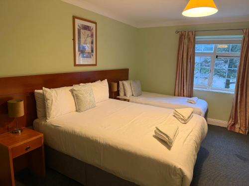 Postel nebo postele na pokoji v ubytování 36 Flesk River Apartment