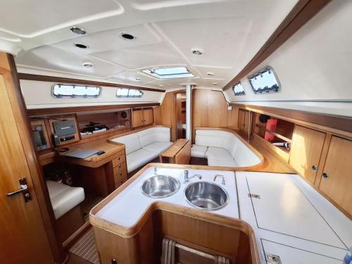 een keuken met twee spoelbakken in het midden van een boot bij Sleep on a Sailboat in Lisbon a unique stay in Lissabon