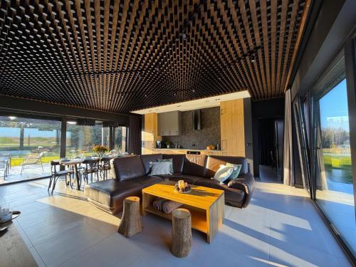 een woonkamer met een bank en een tafel bij Dom w czerni in Górniki