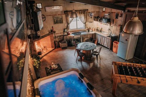 una vista dall'alto di una cucina e di una vasca da bagno di LARCADE Loft Industrial a Castillo de Bayuela