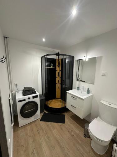 Et badeværelse på Jacuzzi Privé & Cinéma - Suite Romantique