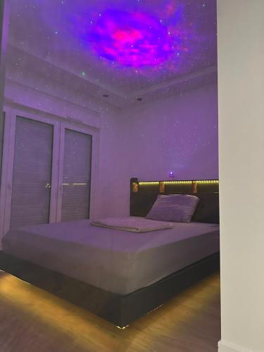 En eller flere senge i et værelse på Jacuzzi Privé & Cinéma - Suite Romantique