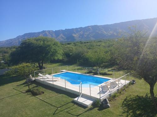 eine Draufsicht auf einen Swimmingpool in einem Hof in der Unterkunft Complejo El Caldén in Merlo