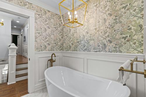 Koupelna v ubytování Luxury 2BR Executive Near DT Off Street Parking