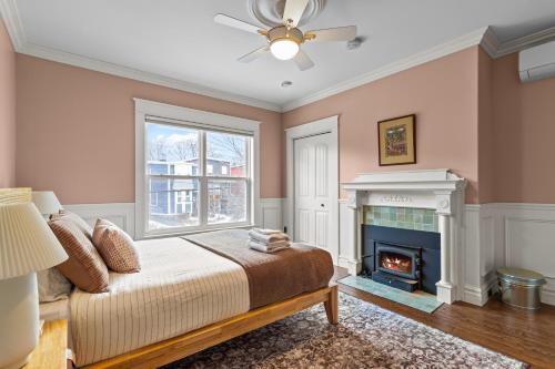 Postel nebo postele na pokoji v ubytování Luxury 2BR Executive Near DT Off Street Parking