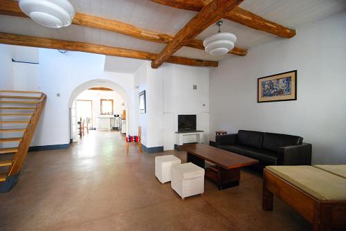 een woonkamer met een bank en een tafel bij Asino Nero in Milis
