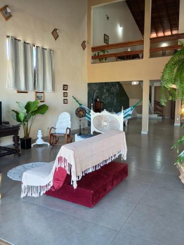 een woonkamer met een bed in een kamer bij Canto do Atlântico in Ilha Comprida