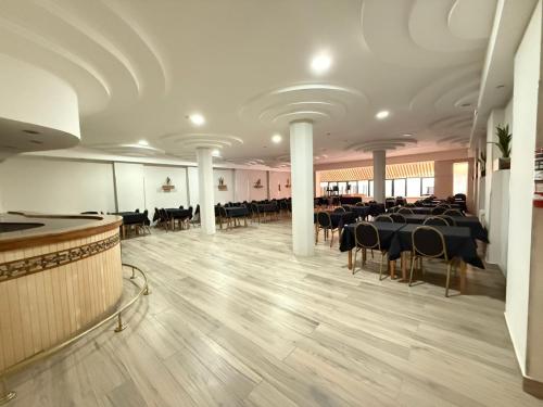 ein Bankettsaal mit Tischen und Stühlen und einer Bar in der Unterkunft Gran Hotel Mar del Plata in Mar del Plata