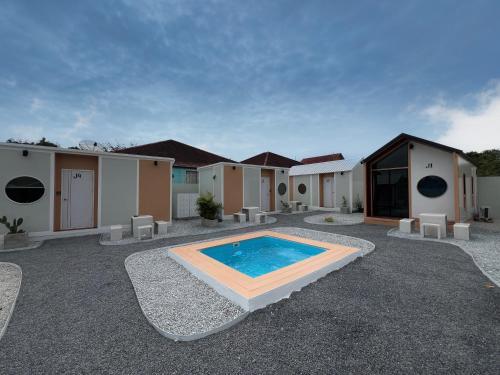 een binnenplaats met een zwembad voor gebouwen bij JAYLA Resort in Sattahip