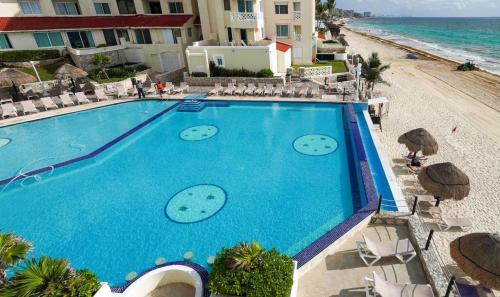 an overhead view of a swimming pool next to the beach at Cancun plaza frente al mar in Cancún