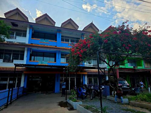 een blauw gebouw met fietsen voor de deur bij At Mutta Lanta House in Ko Lanta Yai