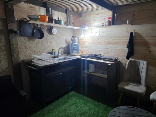 a small kitchen with a sink in a room at צימרים סוף העולם 1 in Ein Kinya