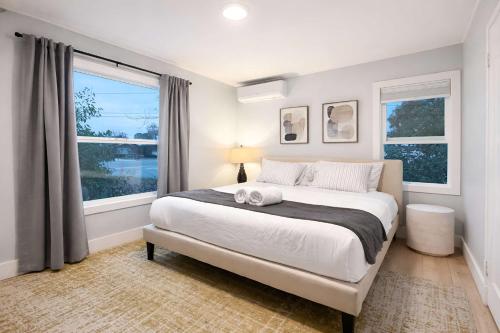 En eller flere senge i et værelse på #Marbella Lane - Spacious 2BR Home Near Westgate