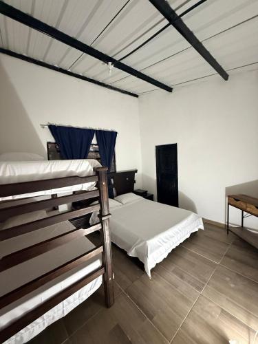 En eller flere senge i et værelse på Finca Villa Esther