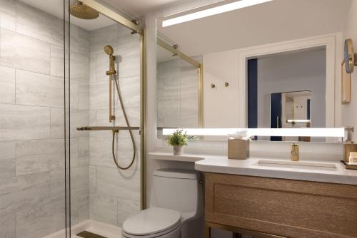 een badkamer met een douche, een toilet en een wastafel bij The Sunny in Sunny Isles Beach