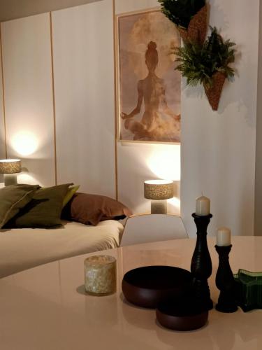 een woonkamer met een tafel en een bank bij Cerchio di Luce in Locorotondo