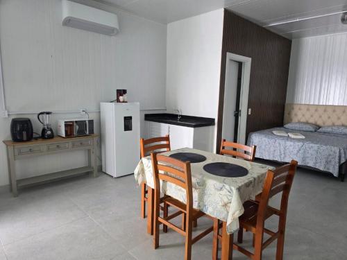 Giường trong phòng chung tại Flat Rota do Sol Bombinhas Centro 100 metros da praia - sem cozinha