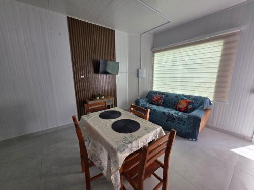 Khu vực ghế ngồi tại Flat Rota do Sol Bombinhas Centro 100 metros da praia - sem cozinha