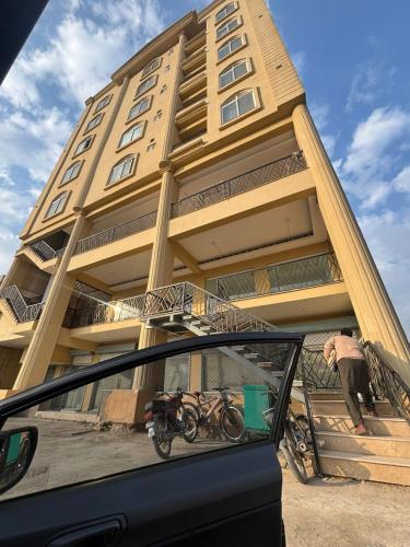 un edificio con una bicicletta parcheggiata di fronte di Modern vault a Rawalpindi