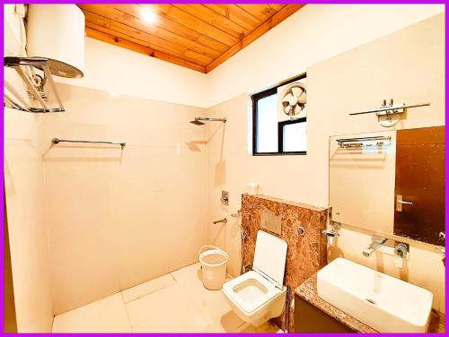 un bagno con un water e un lavandino di Hotel Saanidhya Blue Moon Palace Inn Near Bhimtal Lake- Wifi - Room Service - Parking Facilities - Velly view Hotel a Nainital