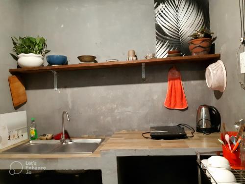 een keuken met een spoelbak en een aanrechtblad bij Homestay GÁC MƠ Vũng Tàu in Vung Tau