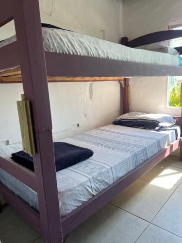 een slaapkamer met twee stapelbedden in een kamer bij El Antiguo Hostel in Cabo Polonio