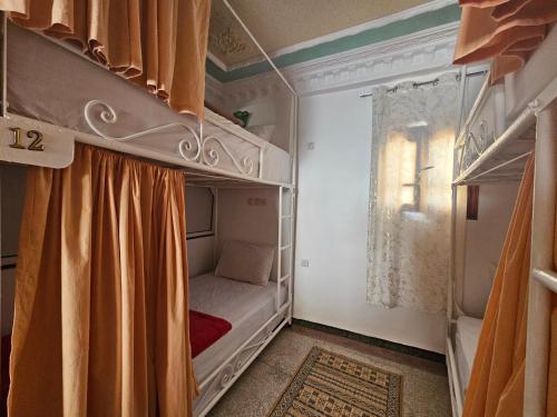 Giường trong phòng chung tại Welle Surf House