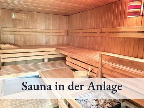 eine Sauna mit einer Bank und dem Wort Sauna in verzweifelter Atmosphäre in der Unterkunft Relax-Apartments - Indoor-Pool - Sauna - Küche - kostenlos Parken - Balkon - teilweise Massagesessel - 85 Zoll Smart-TV in Schonach