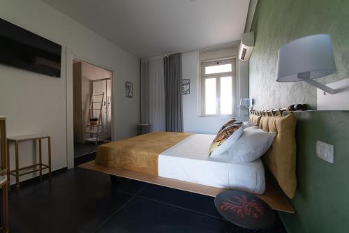 een slaapkamer met een groot bed en een raam bij Namuri Catania Centro in Catania