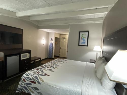 Postel nebo postele na pokoji v ubytování Red Roof Inn Gastonia