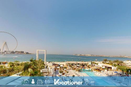 Vacationer Holiday Homes l Chic 2 Bedroom l Sea Views l Private Beach Access